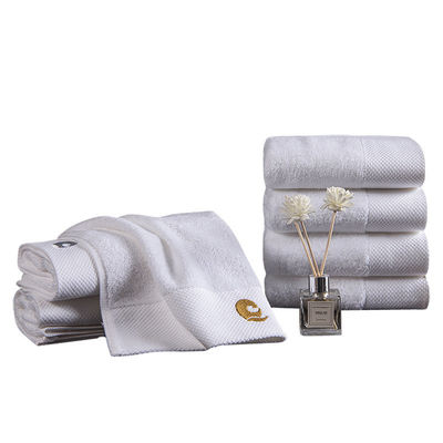 Une serviette de bain blanche de coton de haute qualité parfaite pour un hôtel 5 étoiles et un salon de beauté