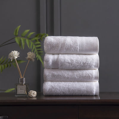 Une serviette de bain blanche de coton de haute qualité parfaite pour un hôtel 5 étoiles et un salon de beauté