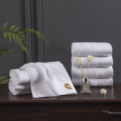 Une serviette de bain blanche de coton de haute qualité parfaite pour un hôtel 5 étoiles et un salon de beauté