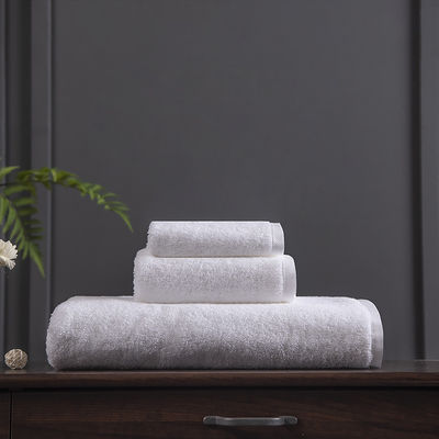 Une serviette de bain blanche de coton de haute qualité parfaite pour un hôtel 5 étoiles et un salon de beauté