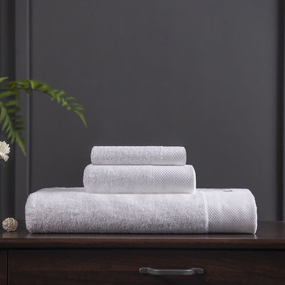 Une serviette de bain blanche de coton de haute qualité parfaite pour un hôtel 5 étoiles et un salon de beauté