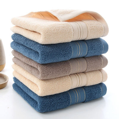 Une serviette ménagère dorée lavable en coton à 100% pour un séchage rapide et une absorption