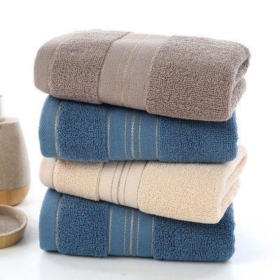 Une serviette ménagère dorée lavable en coton à 100% pour un séchage rapide et une absorption