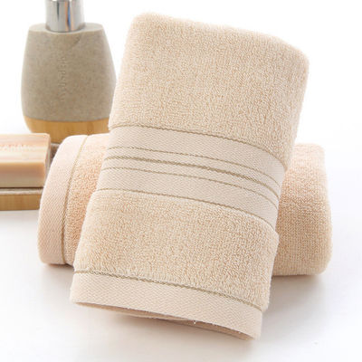 Une serviette ménagère dorée lavable en coton à 100% pour un séchage rapide et une absorption