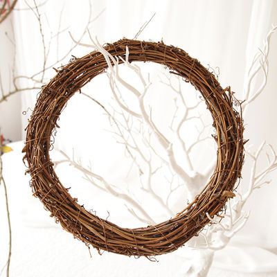 Pour les festivités, porte et fenêtre suspendue à un anneau de rotin artificiel pour des couronnes naturelles de 35 cm.