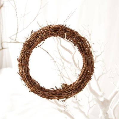 Pour les festivités, porte et fenêtre suspendue à un anneau de rotin artificiel pour des couronnes naturelles de 35 cm.