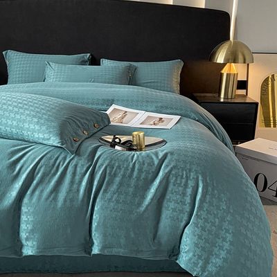 Ajoutez une touche de luxe à votre chambre à coucher avec cet ensemble de literie en satin jacquard.