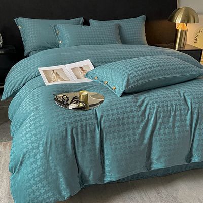 Ajoutez une touche de luxe à votre chambre à coucher avec cet ensemble de literie en satin jacquard.