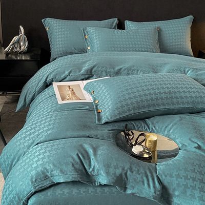 Ajoutez une touche de luxe à votre chambre à coucher avec cet ensemble de literie en satin jacquard.