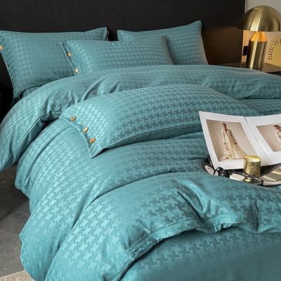 Ajoutez une touche de luxe à votre chambre à coucher avec cet ensemble de literie en satin jacquard.