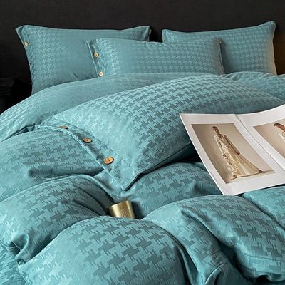 Ajoutez une touche de luxe à votre chambre à coucher avec cet ensemble de literie en satin jacquard.