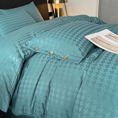 Ajoutez une touche de luxe à votre chambre à coucher avec cet ensemble de literie en satin jacquard.