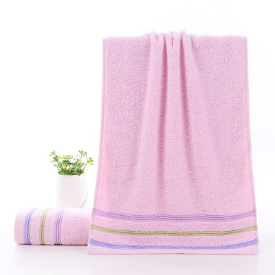 Des serviettes d'hôtel confortables en coton peigné tissé à l'eau pour des serviettes douces et écologiques