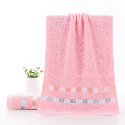 Des serviettes d'hôtel confortables en coton peigné tissé à l'eau pour des serviettes douces et écologiques