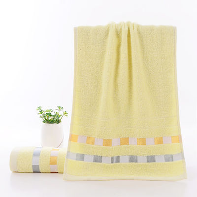 Des serviettes d'hôtel confortables en coton peigné tissé à l'eau pour des serviettes douces et écologiques
