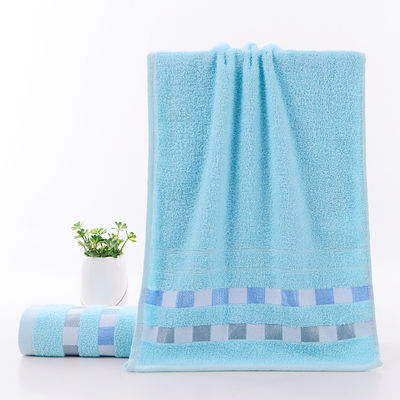 Des serviettes d'hôtel confortables en coton peigné tissé à l'eau pour des serviettes douces et écologiques