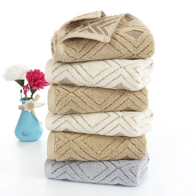 Une serviette faciale douce et absorbante en coton 100% pur à motif blanc
