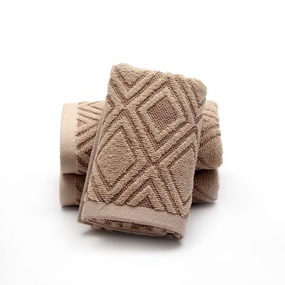 Une serviette faciale douce et absorbante en coton 100% pur à motif blanc