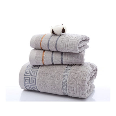 Une serviette de bain essentielle en coton avec une forte absorption de l'eau et un logo personnalisé