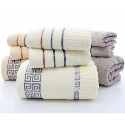Une serviette de bain essentielle en coton avec une forte absorption de l'eau et un logo personnalisé