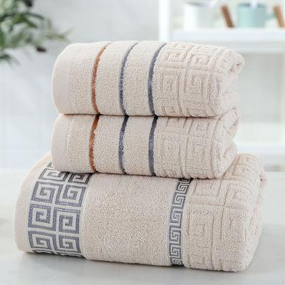 Une serviette de bain essentielle en coton avec une forte absorption de l'eau et un logo personnalisé