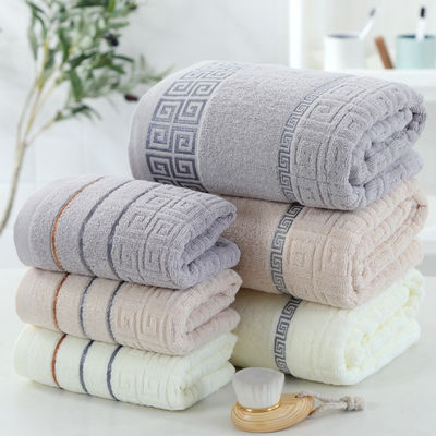 Une serviette de bain essentielle en coton avec une forte absorption de l'eau et un logo personnalisé