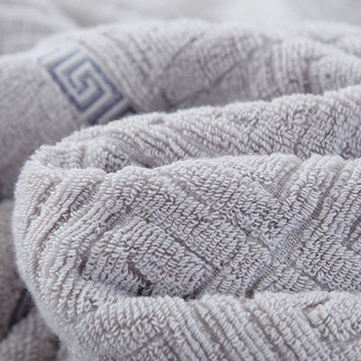 Une serviette de bain essentielle en coton avec une forte absorption de l'eau et un logo personnalisé