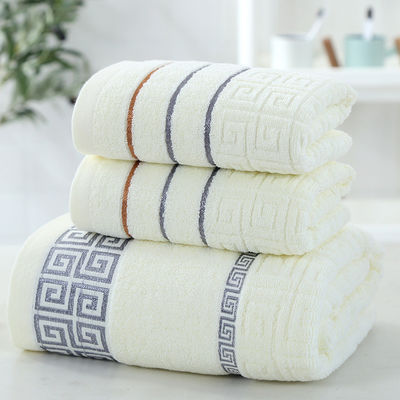 Une serviette de bain essentielle en coton avec une forte absorption de l'eau et un logo personnalisé