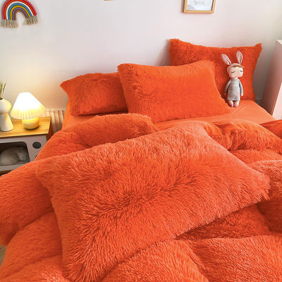 L'orange vif, le luxe, le chaud, le vison, le velours, la literie de cristal.