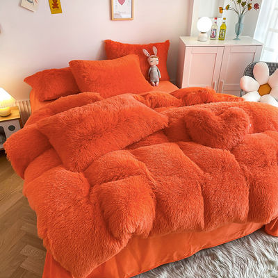 L'orange vif, le luxe, le chaud, le vison, le velours, la literie de cristal.