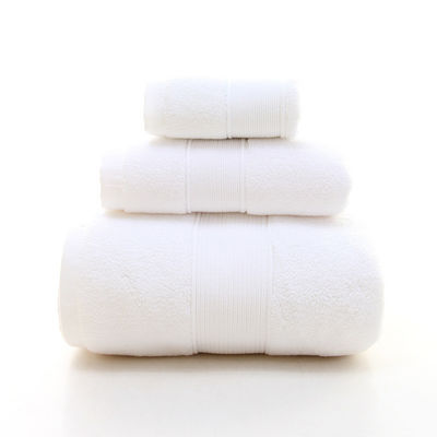 Une serviette de bain de couleur solide, douce, écologique et personnalisée