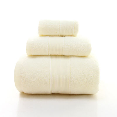 Une serviette de bain de couleur solide, douce, écologique et personnalisée