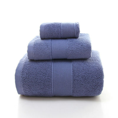 Une serviette de bain de couleur solide, douce, écologique et personnalisée