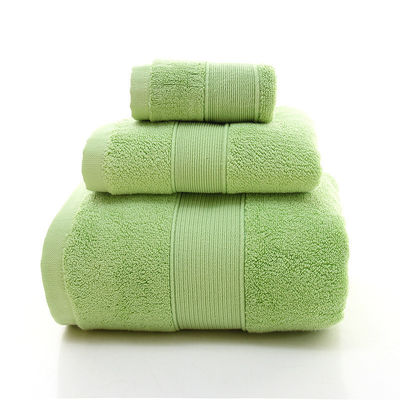 Une serviette de bain de couleur solide, douce, écologique et personnalisée