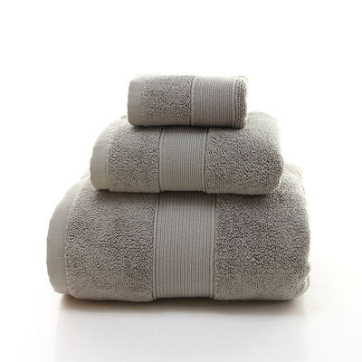 Une serviette de bain de couleur solide, douce, écologique et personnalisée