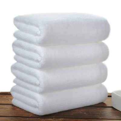 Hôtel blanc sur mesure exclusivement pour une serviette de bain épaissie 100% absorbant le coton