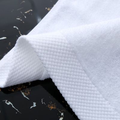 Hôtel blanc sur mesure exclusivement pour une serviette de bain épaissie 100% absorbant le coton