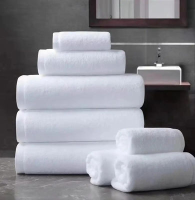 Hôtel blanc sur mesure exclusivement pour une serviette de bain épaissie 100% absorbant le coton