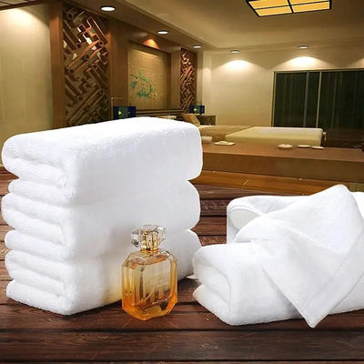 Hôtel blanc sur mesure exclusivement pour une serviette de bain épaissie 100% absorbant le coton