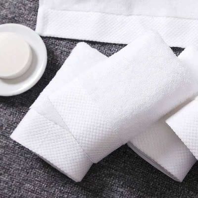 Découvrez le meilleur de la maison et du spa de l' hôtel avec notre ensemble de serviettes de bain en coton blanc