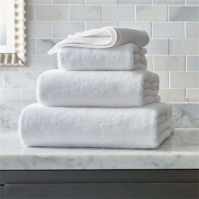 Découvrez le meilleur de la maison et du spa de l' hôtel avec notre ensemble de serviettes de bain en coton blanc