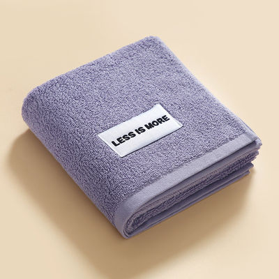 Une serviette à main fraîche et simple en coton doux, parfaite pour les couples.