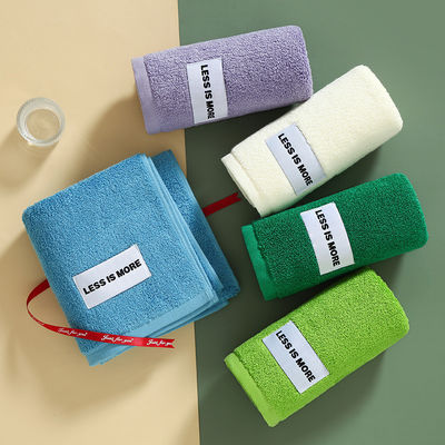 Une serviette à main fraîche et simple en coton doux, parfaite pour les couples.
