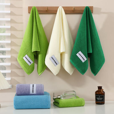 Une serviette à main fraîche et simple en coton doux, parfaite pour les couples.