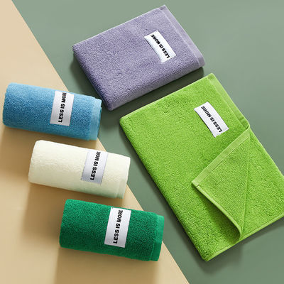 Une serviette à main fraîche et simple en coton doux, parfaite pour les couples.