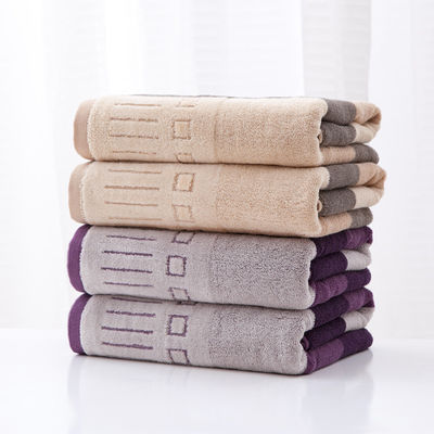 Des serviettes de bain en coton comprimé avec pile en peluche épaisse et surdimensionnée emballées comme cadeaux