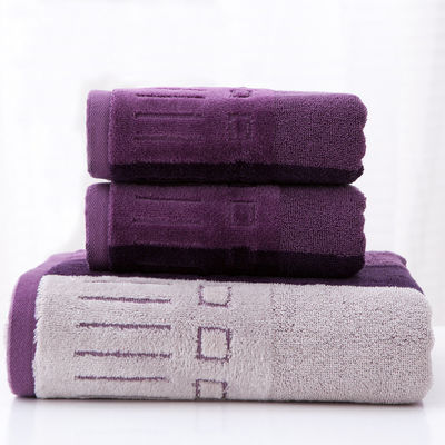 Des serviettes de bain en coton comprimé avec pile en peluche épaisse et surdimensionnée emballées comme cadeaux