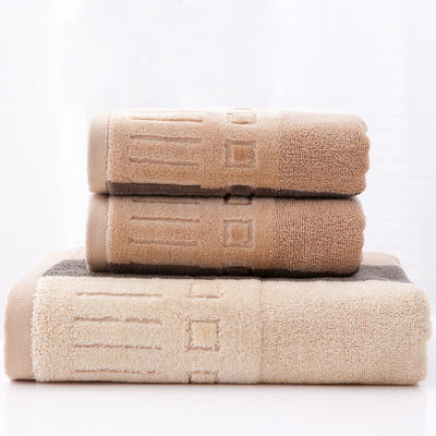 Des serviettes de bain en coton comprimé avec pile en peluche épaisse et surdimensionnée emballées comme cadeaux