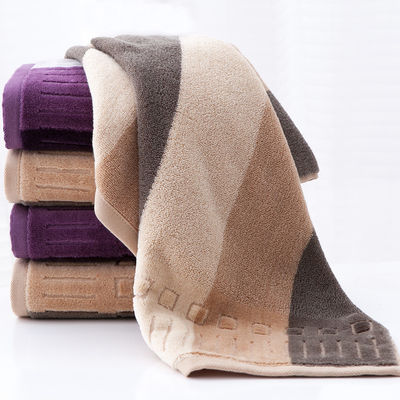 Découvrez le luxe du coton pur avec cet ensemble de serviettes de bain en tissage simple durable