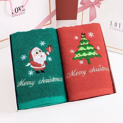 La boîte cadeau de Noël est un ensemble de serviettes en coton 100% avec un design tricoté et une broderie personnalisée.